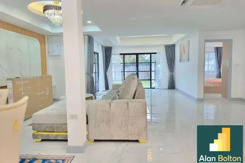 Casa de 4 dormitorios en Pattaya, Tailandia № 210756 - foto 17
