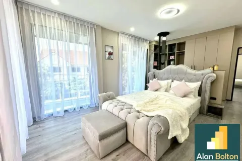 Casa de 5 dormitorios en Pattaya, Tailandia № 210762 - foto 12