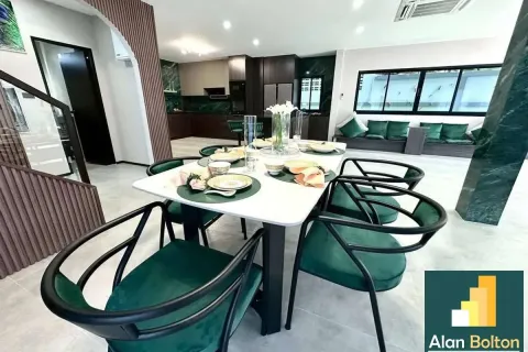 Casa de 5 dormitorios en Pattaya, Tailandia № 210762 - foto 10