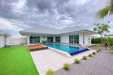 Villa in Pran Buri, Thailand 3 bedrooms № 168746 - photo 1