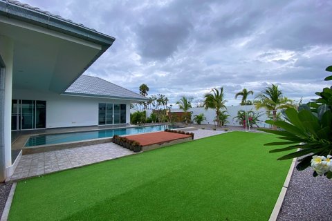 Villa in Pran Buri, Thailand 3 bedrooms № 168746 - photo 6