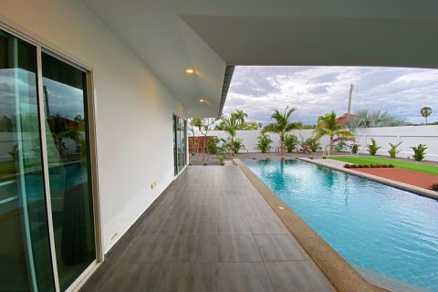 Villa in Pran Buri, Thailand 3 bedrooms № 168746 - photo 13