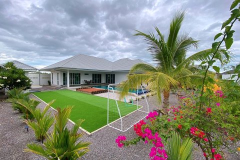 Villa in Pran Buri, Thailand 3 bedrooms № 168746 - photo 4