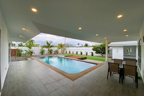 Villa in Pran Buri, Thailand 3 bedrooms № 168746 - photo 11