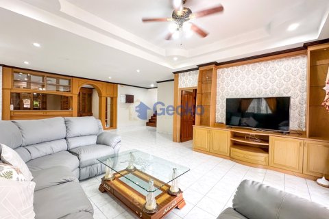 House in Pattaya, Thailand 5 bedrooms № 196526 - photo 9