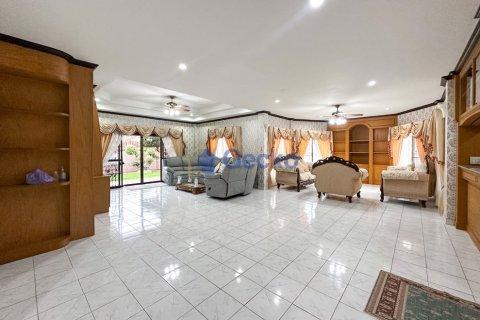 House in Pattaya, Thailand 5 bedrooms № 196526 - photo 11