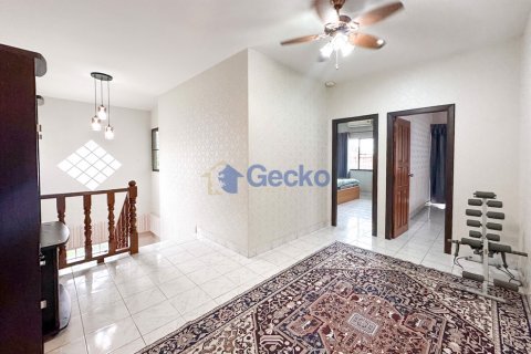 House in Pattaya, Thailand 5 bedrooms № 196526 - photo 24