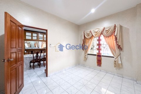 House in Pattaya, Thailand 5 bedrooms № 196526 - photo 21