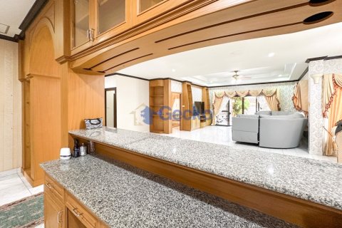 House in Pattaya, Thailand 5 bedrooms № 196526 - photo 17