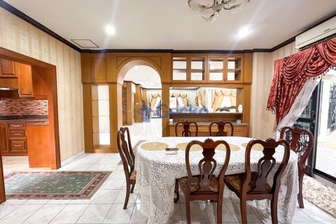 House in Pattaya, Thailand 5 bedrooms № 196526 - photo 14