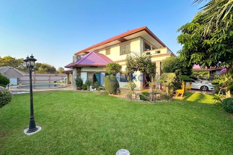 House in Pattaya, Thailand 5 bedrooms № 196526 - photo 2