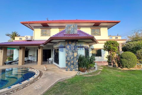 House in Pattaya, Thailand 5 bedrooms № 196526 - photo 3