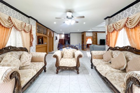House in Pattaya, Thailand 5 bedrooms № 196526 - photo 12