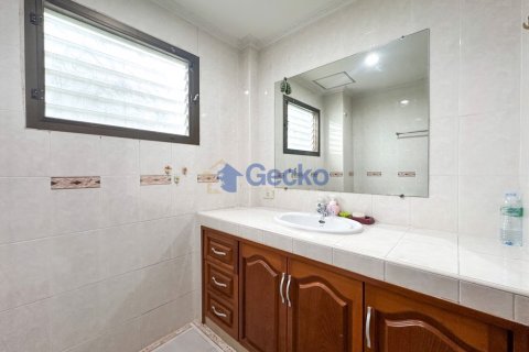 House in Pattaya, Thailand 5 bedrooms № 196526 - photo 13
