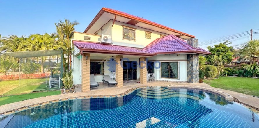 House in Pattaya, Thailand 5 bedrooms № 196526