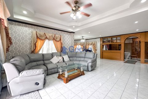 House in Pattaya, Thailand 5 bedrooms № 196526 - photo 8