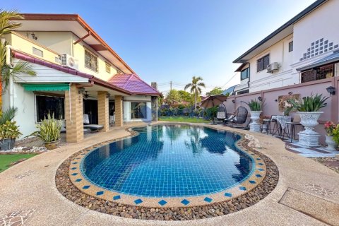 House in Pattaya, Thailand 5 bedrooms № 196526 - photo 6