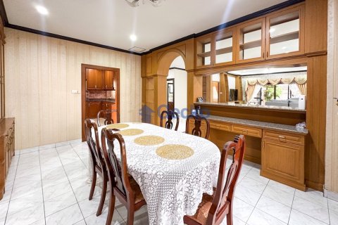 House in Pattaya, Thailand 5 bedrooms № 196526 - photo 16