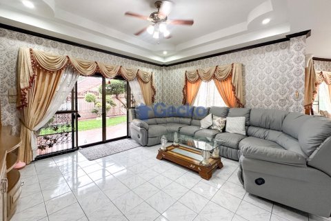 House in Pattaya, Thailand 5 bedrooms № 196526 - photo 10