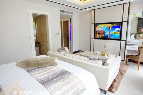 Condo on Surin Beach, Thailand, 1 bedroom  № 179333 - photo 3