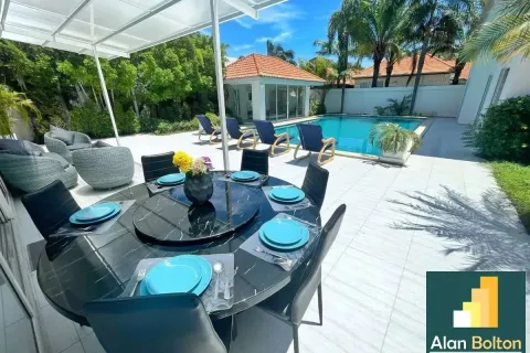 Casa de 7 dormitorios en Pattaya, Tailandia № 211081 - foto 3