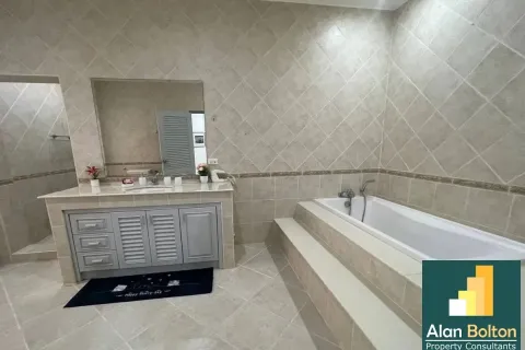 Casa de 7 dormitorios en Pattaya, Tailandia № 211081 - foto 11