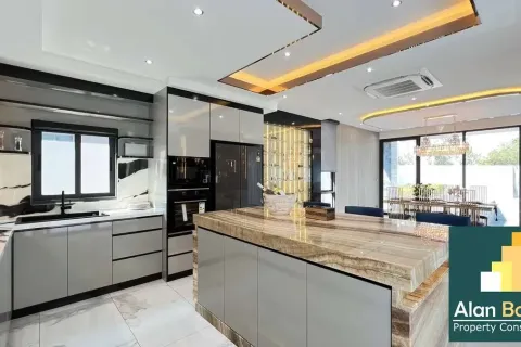 Casa de 5 dormitorios en Pattaya, Tailandia № 211080 - foto 11