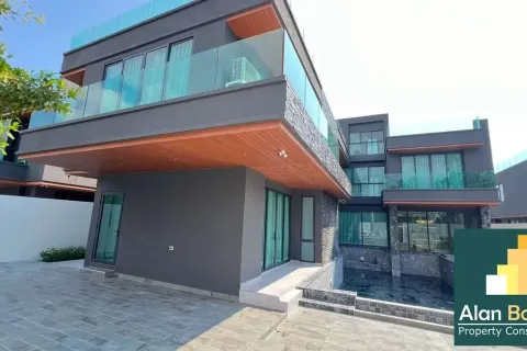 Casa de 5 dormitorios en Pattaya, Tailandia № 211080 - foto 4