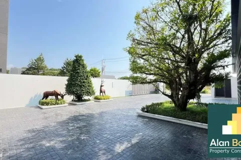 Casa de 5 dormitorios en Pattaya, Tailandia № 211080 - foto 3