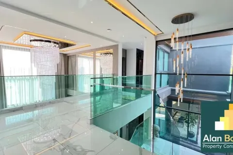 Casa de 5 dormitorios en Pattaya, Tailandia № 211080 - foto 13