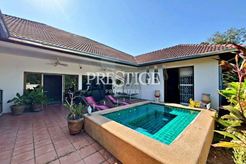House in Pattaya, Thailand 4 bedrooms № 197776