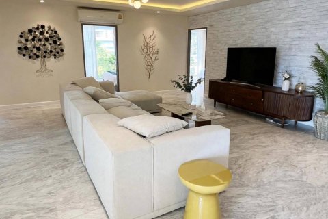 Condo in Bangkok, Thailand, 4 bedrooms № 233608 - photo 3
