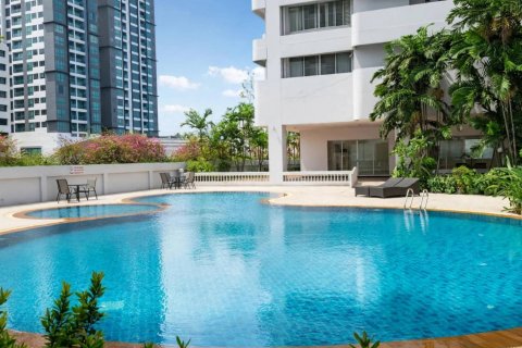 Condo in Bangkok, Thailand, 4 bedrooms № 233608 - photo 14