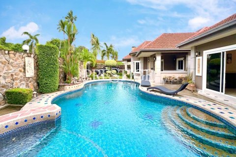 House in Pattaya, Thailand 4 bedrooms № 197956