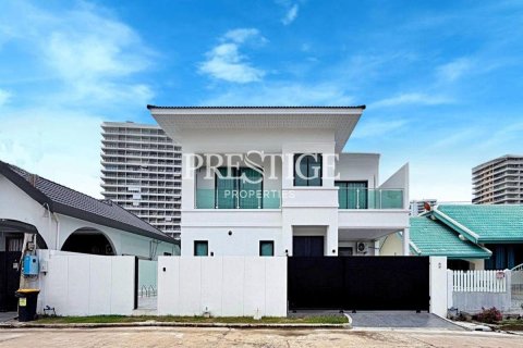 House in Pattaya, Thailand 5 bedrooms № 197961