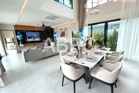 Casa de 4 dormitorios en Pattaya, Tailandia № 211959 - foto 3