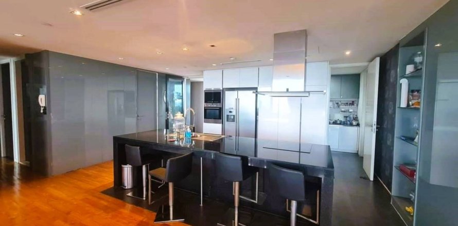 Condo in Bangkok, Thailand, 3 bedrooms  № 181013
