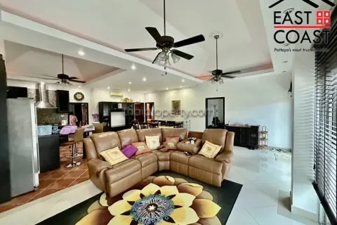 Casa de 4 dormitorios en Jomtien Beach, Pattaya, Tailandia № 212649 - foto 9