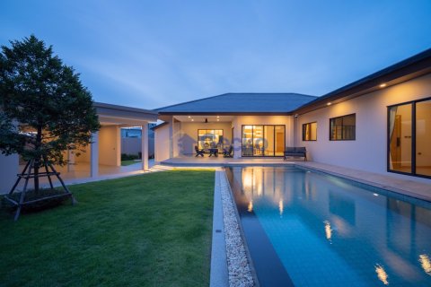 House in Pattaya, Thailand 4 bedrooms № 196194