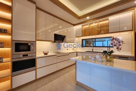 House in Pattaya, Thailand 4 bedrooms № 196195 - photo 16