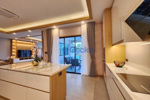 House in Pattaya, Thailand 4 bedrooms № 196195 - photo 15
