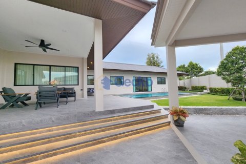 House in Pattaya, Thailand 4 bedrooms № 196195 - photo 10