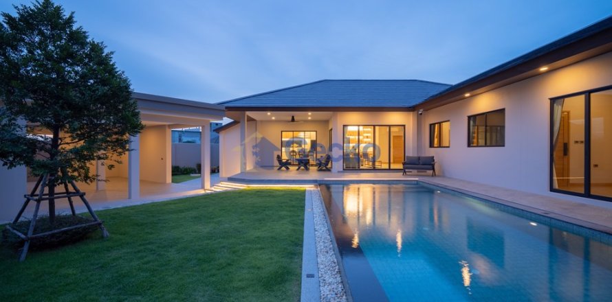 House in Pattaya, Thailand 4 bedrooms № 196195