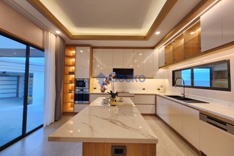 House in Pattaya, Thailand 4 bedrooms № 196195 - photo 14