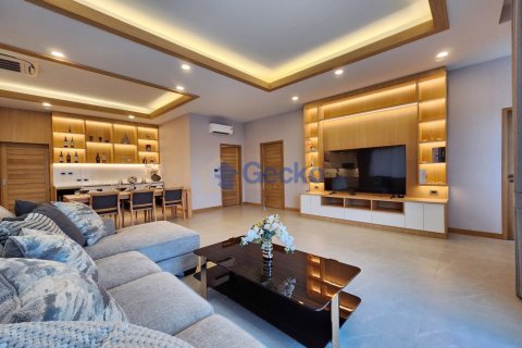 House in Pattaya, Thailand 4 bedrooms № 196195 - photo 12
