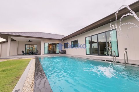 House in Pattaya, Thailand 4 bedrooms № 196195 - photo 4
