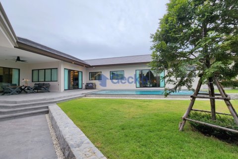 House in Pattaya, Thailand 4 bedrooms № 196195 - photo 11