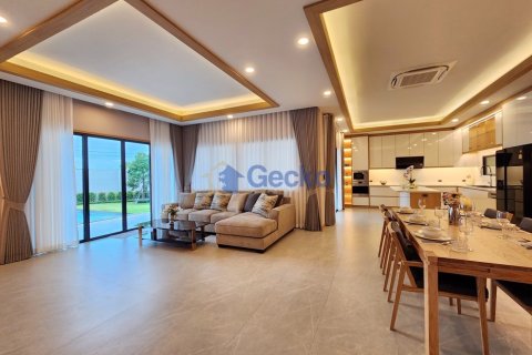 House in Pattaya, Thailand 4 bedrooms № 196195 - photo 25