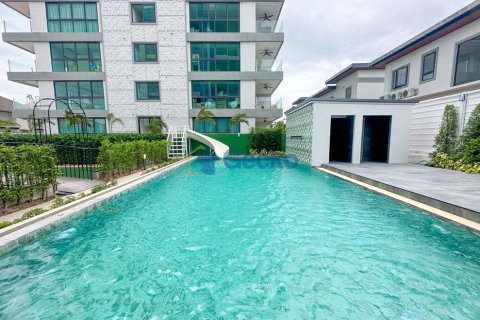 Condo in Pattaya, Thailand, 2 bedrooms  № 196196