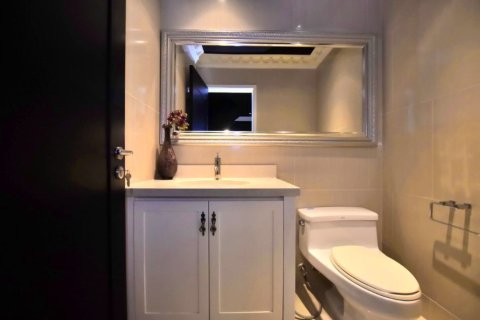 Condo in Bangkok, Thailand, 2 bedrooms  № 181051 - photo 17